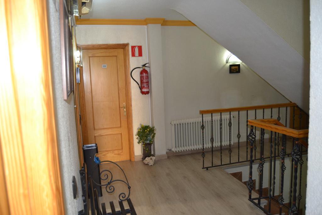 Hostal Don Juan I Alcalá de Henares Exterior photo