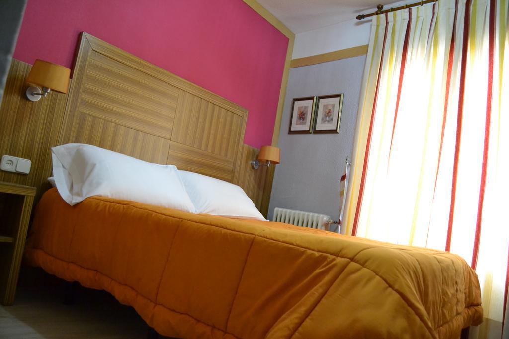 Hostal Don Juan I Alcalá de Henares Exterior photo