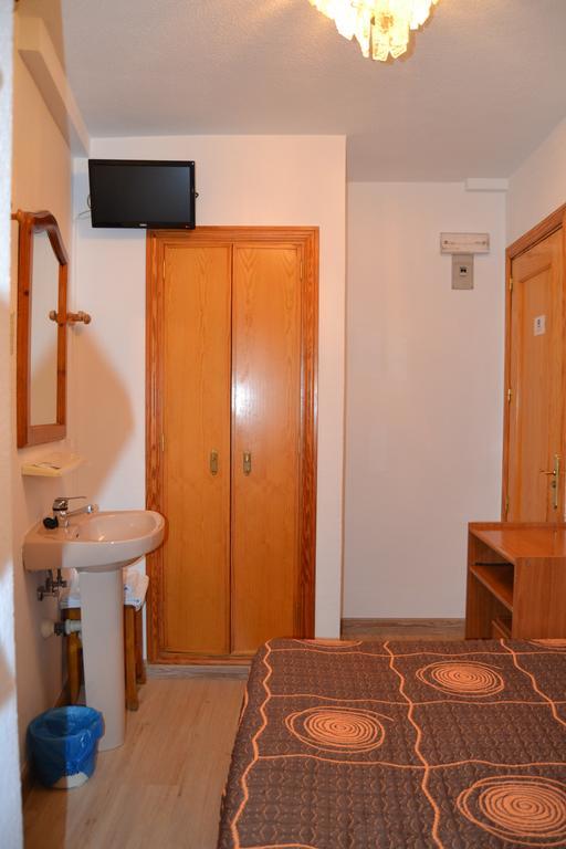 Hostal Don Juan I Alcalá de Henares Exterior photo